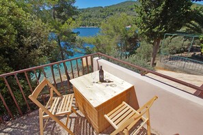 Outdoor dining - Seafront Apartment Dana - Two Bedroom Apartment with Terrace and Sea View (Vela Luka)