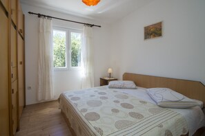 2 bedrooms, free WiFi - Seafront Apartment Dana - Two Bedroom Apartment with Terrace and Sea View (Vela Luka)