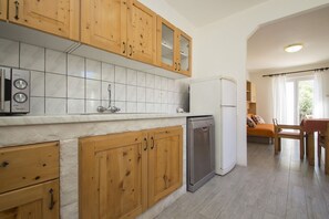 Frigorífico, lavavajillas, cafetera o tetera y mesa de comedor