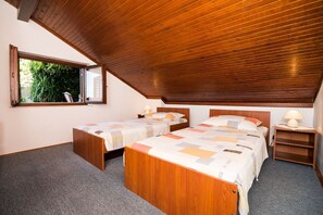 2 bedrooms, iron/ironing board, travel cot, free WiFi