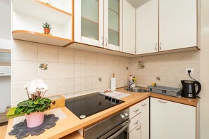 Køleskab, ovn, kogeplade