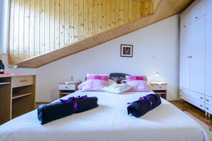 2 chambres, fer et planche à repasser, lit de bébé portatif