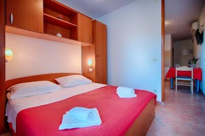 1 chambre, fer et planche Ă repasser, accĂšs Internet