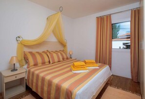 3 bedrooms, iron/ironing board, free WiFi