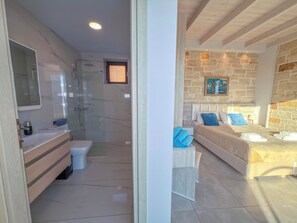 Shower, eco-friendly toiletries, hair dryer, towels - Paleokastro Luxe Villa - Playground - Heated Pool, Sea View, Top Wifi (Chania)