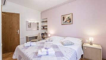 3 habitaciones, tabla de planchar con plancha y cuna de viaje