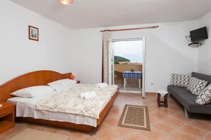 Iron/ironing board, travel crib, free WiFi