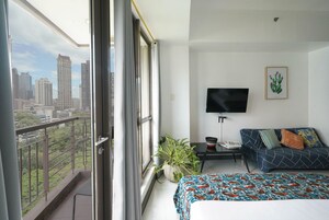 Deluxe Studio Suite, Balcony, City View | Iron/ironing board, free WiFi