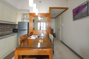 Apartamento de lujo, balcón, vistas a la ciudad | Cocina privada | Frigorífico, microondas, placa de cocina y arrocera