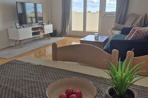 Smart TV - Apartment Mia - Two-Bedroom Apartment with Balcony and Sea View (Dubrovnik)