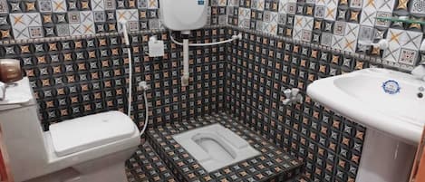 Un baño pequeño con inodoro, bidé y lavamanos.