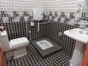 Zimmersafe, Schreibtisch, Verdunkelungsvorhänge, schallisolierte Zimmer