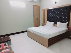 Zimmersafe, Schreibtisch, Verdunkelungsvorhänge, schallisolierte Zimmer