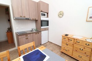 Réfrigérateur, four à micro-ondes, un four, surface de cuisson