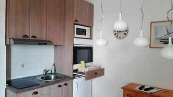 Frigorífico, microondas, horno y placa de cocina