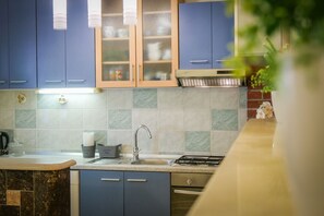 Frigorífic, microones, forn i placa de cuina
