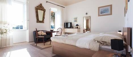 2 bedrooms, iron/ironing board, internet