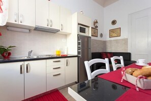 Fridge, microwave, oven, stovetop - Villa Iveta - Two-Bedroom Apartment with Terrace and Sea View (Nikša) (Dubrovnik)