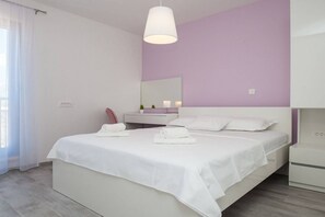 1 habitación, tabla de planchar con plancha y cuna de viaje 