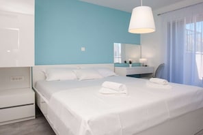 1 habitación, tabla de planchar con plancha y cuna de viaje 