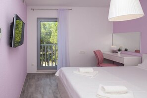 1 bedroom, iron/ironing board, travel cot, free WiFi