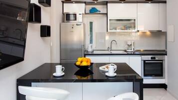 Geladeira, micro-ondas, fogão, cooktop