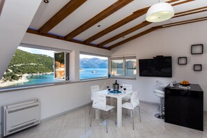 Dining - Mali Skoj Apartment - Two-Bedroom Apartment with Sea View (Sudurad)