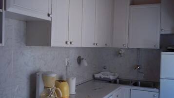 Kjøleskap, ovn, kokeplater og oppvaskmaskin