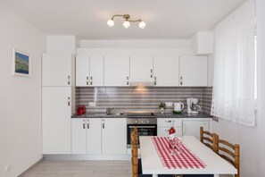 Fridge, oven, stovetop, coffee/tea maker