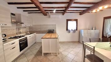 KĂŒhlschrank, Mikrowelle, Ofen, Herdplatte