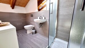 Shower, hair dryer, bidet, towels - Conca Oro New House on Hill between Lucca and the sea with pool and large porch (Toscana)