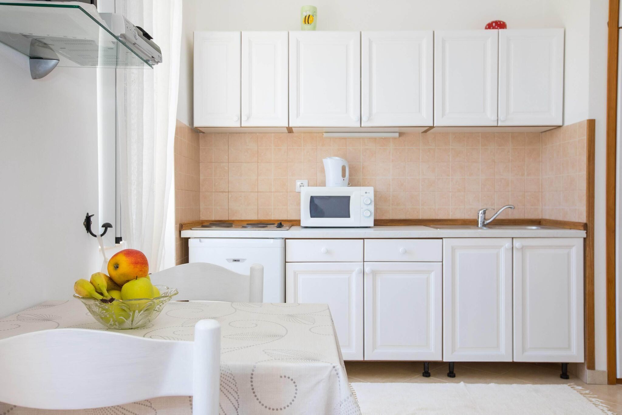 Refrigerador, microondas, parrilla de estufa y comedor 