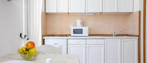 Refrigerador, microondas, parrilla de estufa y comedor