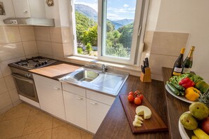 Een koelkast, een oven, een kookplaat, een vaatwasser