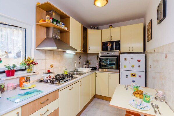 Kühlschrank, Mikrowelle, Ofen, Herdplatte