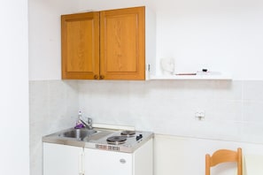 Geladeira, cooktop, torradeira, mesas de jantar