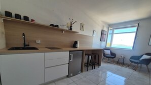 A modern kitchen with a built-in dishwasher, a coffee machine, and a window with a view of the sea. - Apartments Matea - Studio with Sea View (2 Adults) - (Štikovica) (Stikovica)