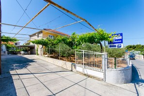 Property grounds - Apartments Ivana (TR) - One Bedroom Apartment with Terrace (A3) (Trogir)