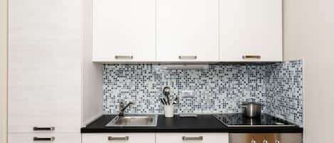 冷蔵庫、電子レンジ、オーブン、コンロ