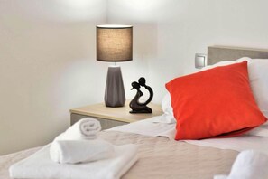 1 chambre, fer et planche à repasser, lit de bébé portatif