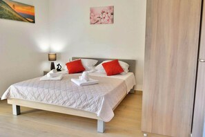 1 habitación, tabla de planchar con plancha y cuna de viaje 