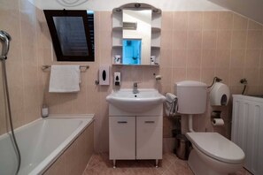 Hair dryer, towels, soap, toilet paper - Guest House Kono - One-Bedroom Apartment with Patio and Sea View - Marka Gjaje Street (Dubrovnik)