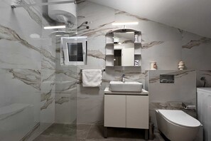 Secadora de cabello, toallas, jabón, papel de baño 