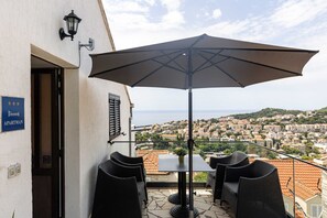 Outdoor dining - Guest House Kono - One-Bedroom Apartment with Patio and Sea View - Marka Gjaje Street (Dubrovnik)