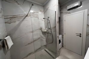 Secadora de cabello, toallas, jabón, papel de baño 