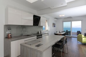 Fridge, oven, stovetop, dishwasher