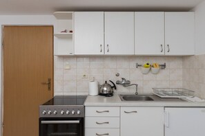 Refrigerador, horno, parrilla de estufa y comedor 