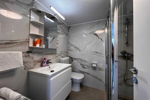 Secadora de cabello, toallas, jabón, papel de baño 