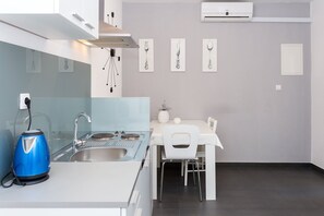 Réfrigérateur, plaque de cuisson, tables à manger