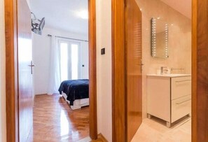 3 habitaciones, tabla de planchar con plancha y wifi